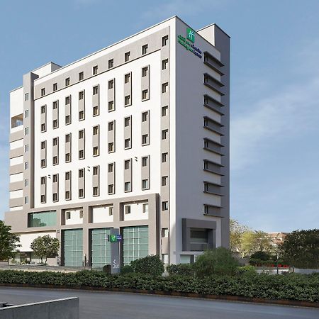 Holiday Inn Express Ahmedabad Prahlad Nagar By Ihg Zewnętrze zdjęcie