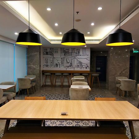 Holiday Inn Express Ahmedabad Prahlad Nagar By Ihg Zewnętrze zdjęcie