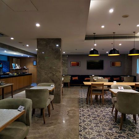 Holiday Inn Express Ahmedabad Prahlad Nagar By Ihg Zewnętrze zdjęcie