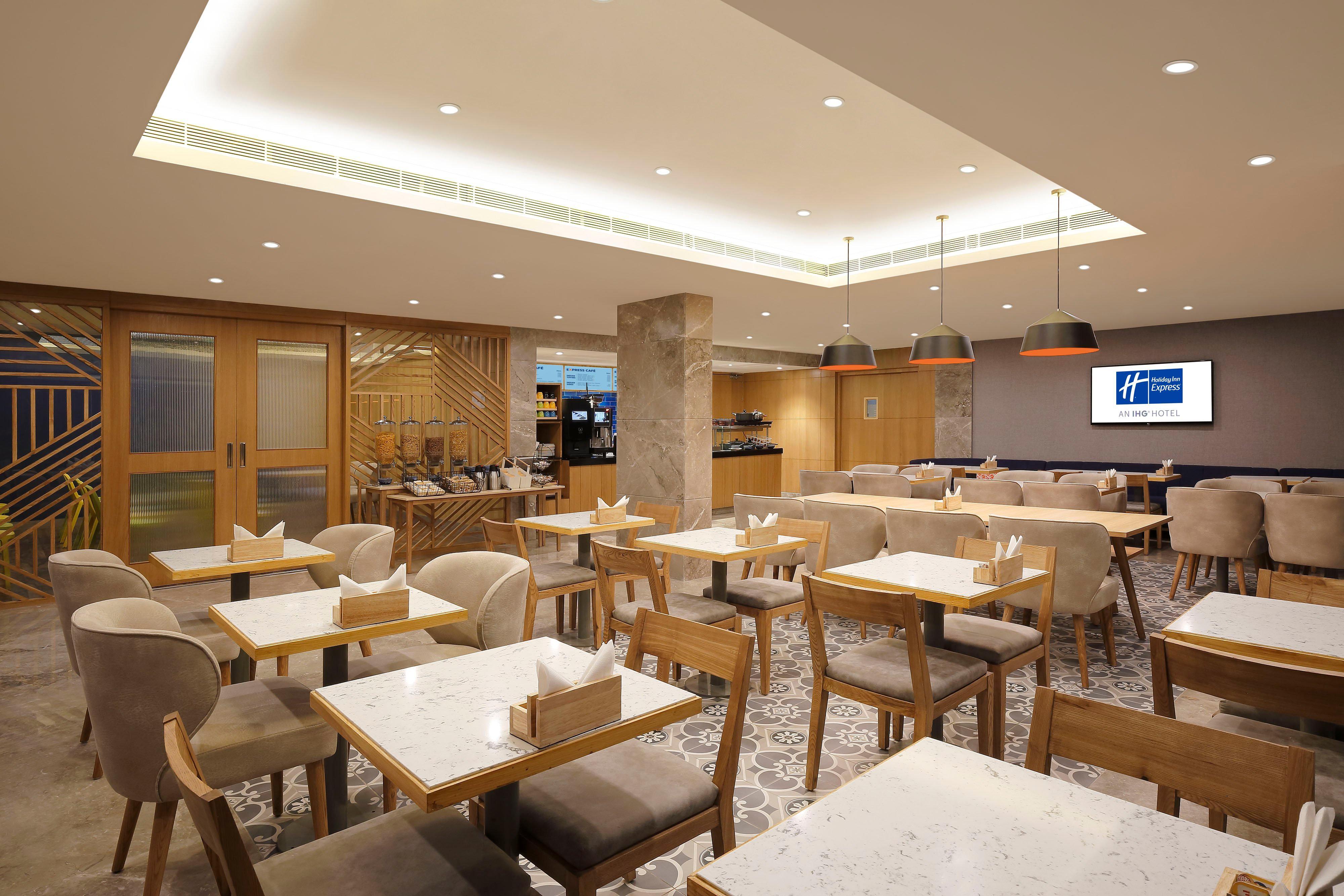 Holiday Inn Express Ahmedabad Prahlad Nagar By Ihg Zewnętrze zdjęcie