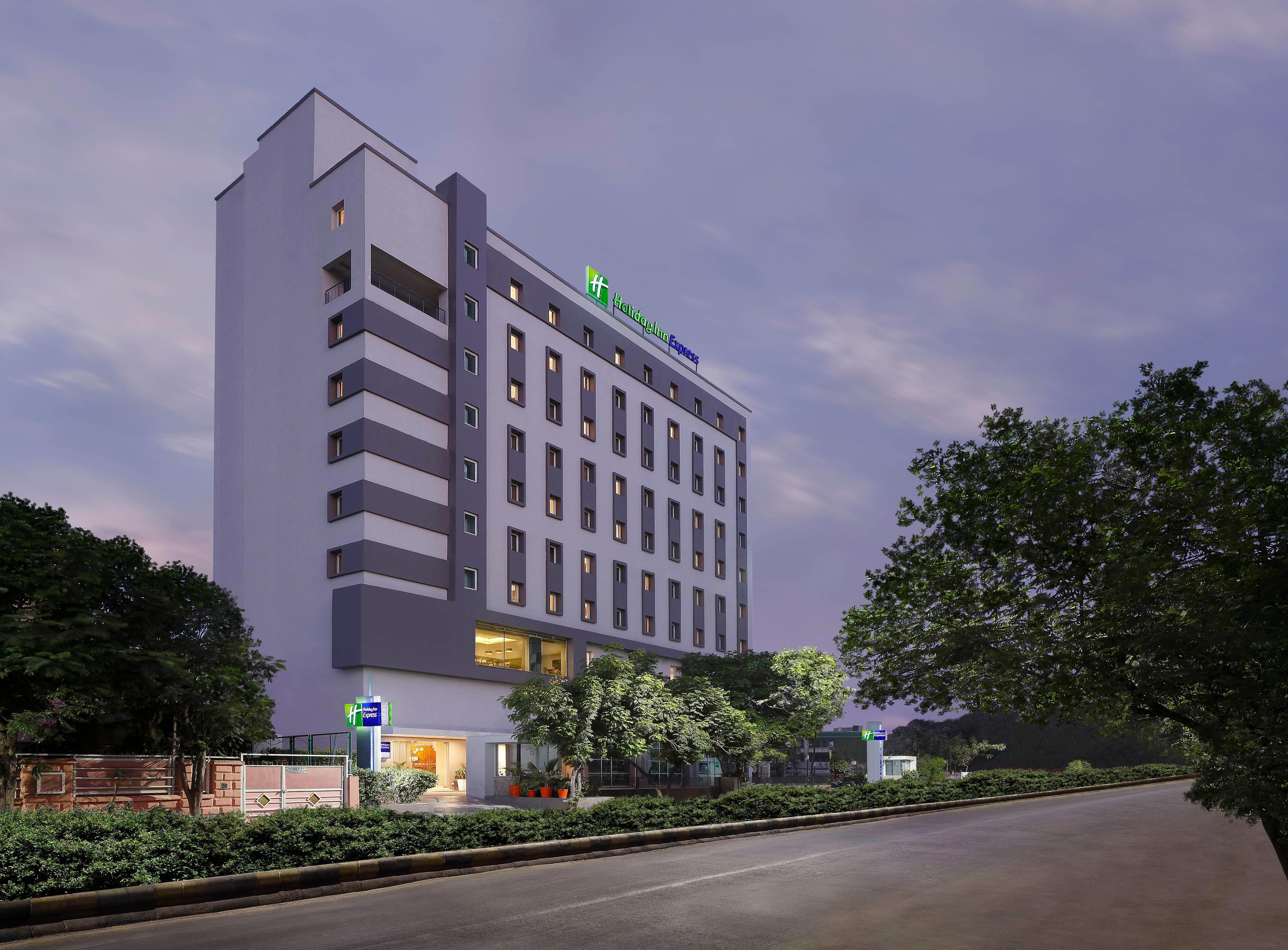 Holiday Inn Express Ahmedabad Prahlad Nagar By Ihg Zewnętrze zdjęcie