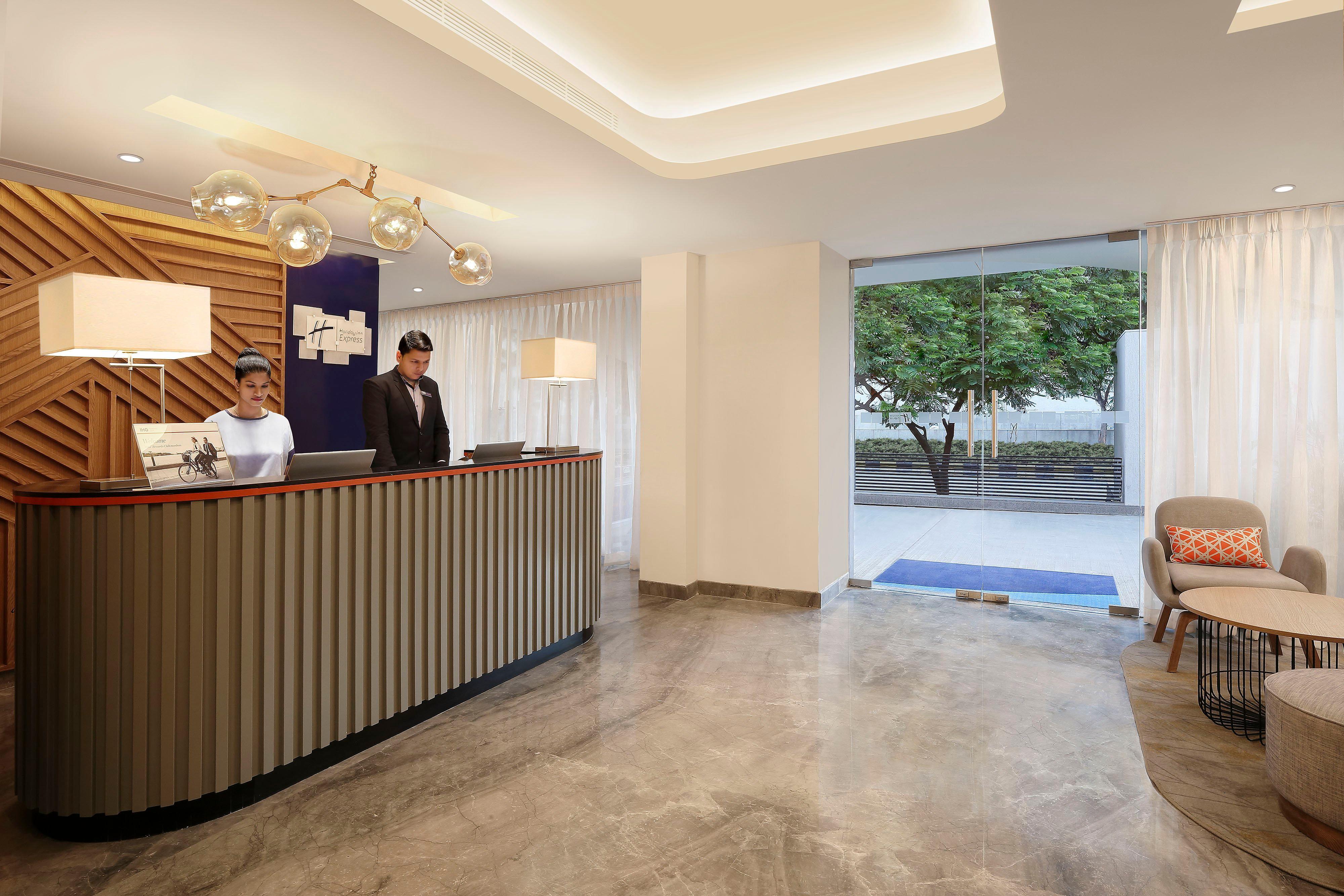 Holiday Inn Express Ahmedabad Prahlad Nagar By Ihg Zewnętrze zdjęcie